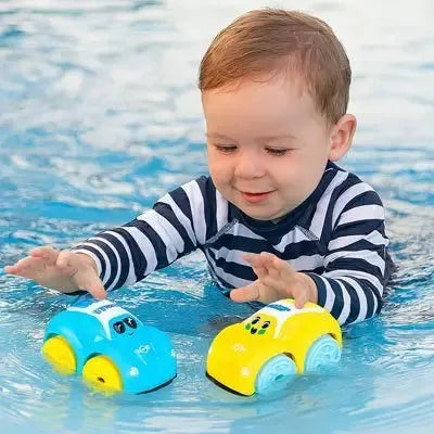 Accessoire de bain avec jeune garçon et ses voitures en cours d'utilisation