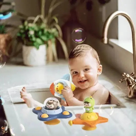 Bébé riant avec figurines aquatiques interactives dans l'évier