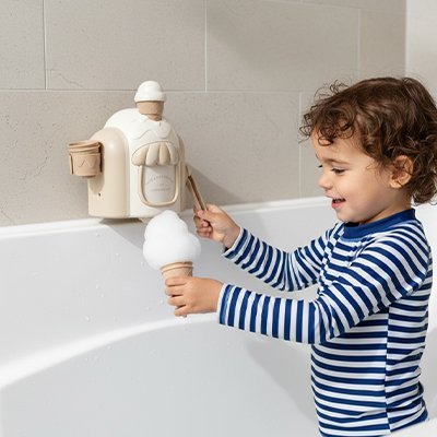 Enfant s'amusant avec machine à mousse pour baignoire