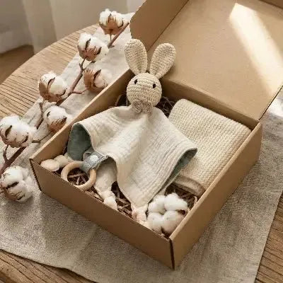 Doudou lapin lange cadeau de naissance vue sous un autre angle