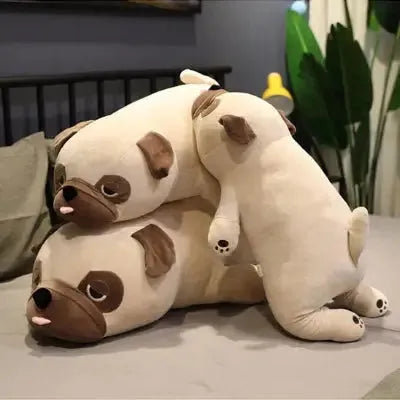Deux jouets en peluche canine empilés sur le lit