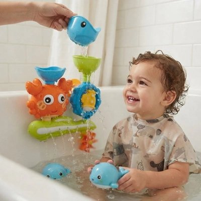jeu de bain pour enfant avec garçon qui s'amuse dans baignoire
