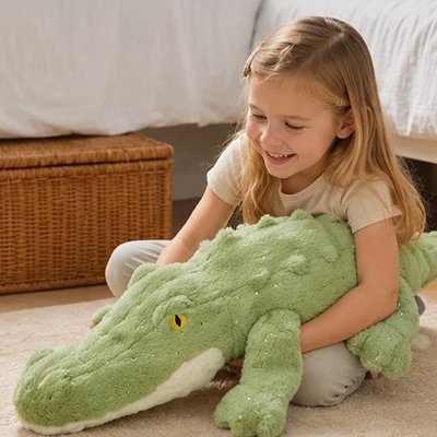 jeune fille qui tien son jouet crocodile en coton