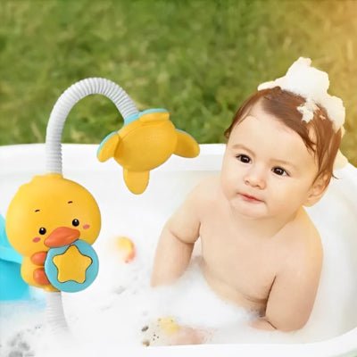 Jouet baignoire pour bebe et de la mousse sur les cheveux