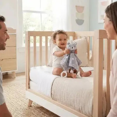 Premier doudou ours, Cadeau naissance douceur en cours d'utilisation