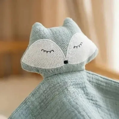 Premier doudou renard, Cadeau naissance douceur en cours d'utilisation