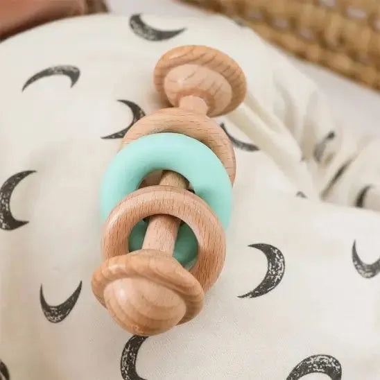 Jouet en bois naturel apaisant pour bébé curieux.