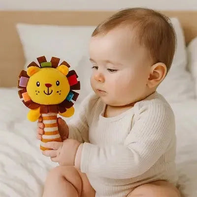 Enfant découvrant jouet lion en peluche vibrant et coloré