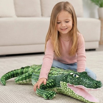 une jeune fille stimule son imagination avec sa peluche apaisante crocodile