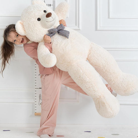 Ours en peluche blanc fillette debout danse