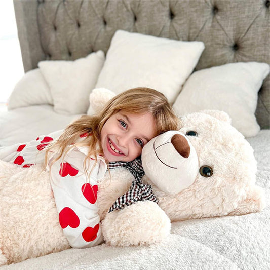 Ours en peluche blanc fillette heureuse calin lit
