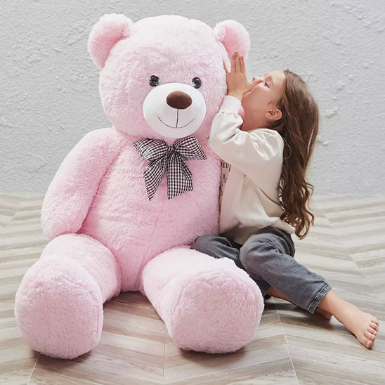 Ours en peluche rose fillette lui chuchote