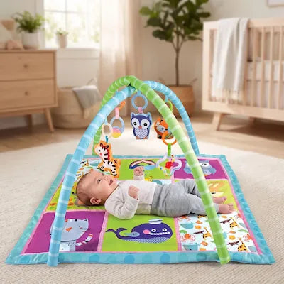 Nouveau-né allongé sur le dos sous les arches du tapis d'éveil carré