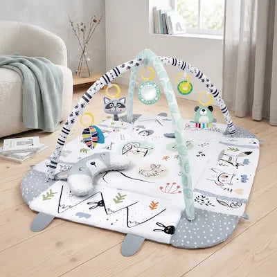 Tapis d'éveil modulable installé dans un salon moderne et épuré