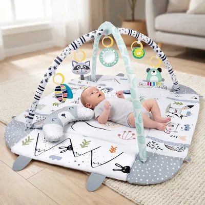 Nouveau-né allongé sur le dos sous les arches du tapis d'éveil
