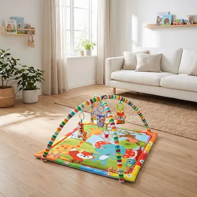 Tapis d'éveil bébé installé dans un salon moderne