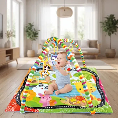 Enfant assis jouant avec les accessoires du tapis de jeu