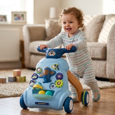 Trotteur bleu bébé qui marche - autre angle