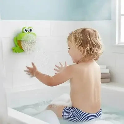 Enfant éclaboussant joyeusement sous la grenouille murale aquatique.