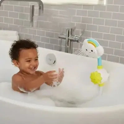 Accessoire de bain avec ​ bébé garçon qui se fait arroser en cours d'utilisation