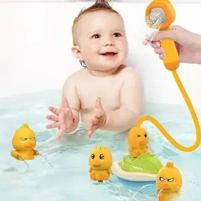 Enfant ravi explorant jouets aquatiques interactifs et ludiques.