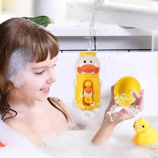 Enfant heureux découvrant canard flottant interactif dans baignoire.