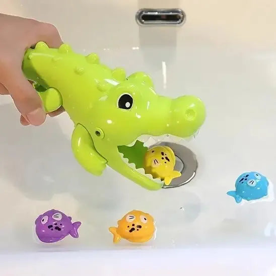 Main manipule l'animal vert pour attraper poissons flottants