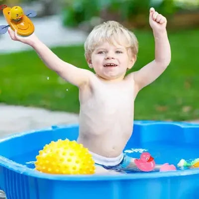 Enfant s'émerveille avec jouet aquatique divertissant dans piscine.