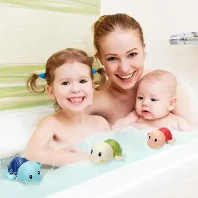 Enfants rient avec créatures aquatiques ludiques dans baignoire.