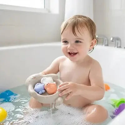 Enfant éclaboussant joyeusement avec jouets flottants dans baignoire