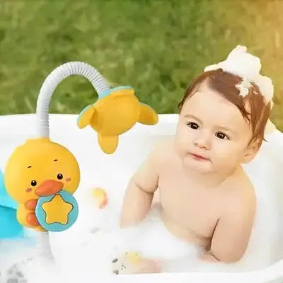 Enfant découvre un jouet aquatique innovant et amusant
