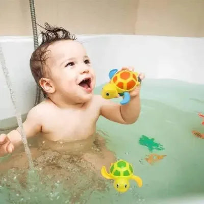 Accessoire de bain bébé, heureux avec ses tortues en cours d'utilisation
