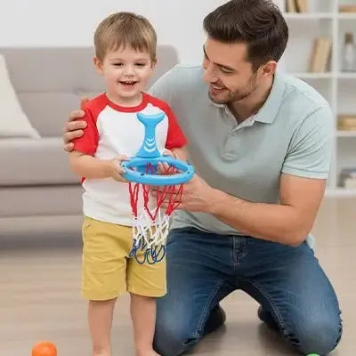 Enfant utilise panier aquatique pour lancer balles joyeusement