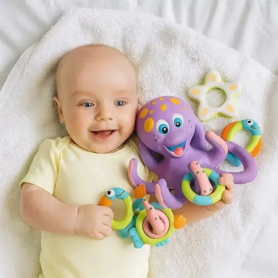 Bébé explore créature marine colorée dans l'eau joyeusement