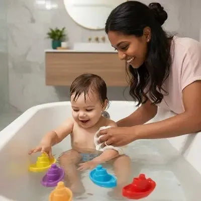 Maman et bébé découvrent des bateaux flottants multicolores ensemble