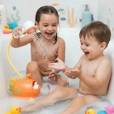 Enfants rient avec arrosoir coloré dans la baignoire.