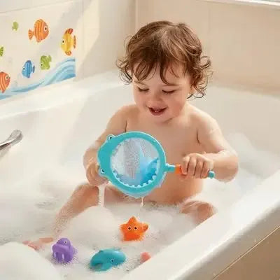 Bébé explore joyeusement poissons flottants avec épuisette bleue