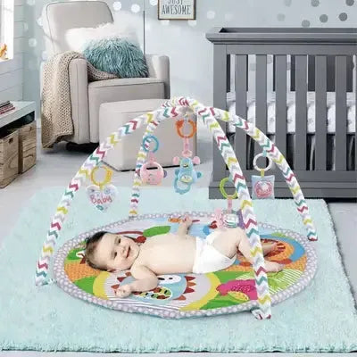 Environnement ludique pour bébé avec supports suspendus colorés