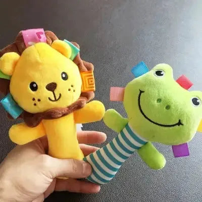 Main serrant deux jouets animaux colorés pour nourrisson