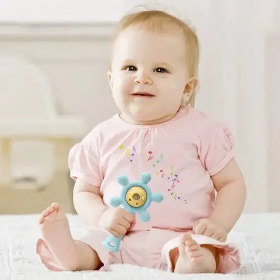 Enfant découvre un jouet vibrant pour stimulation auditive.