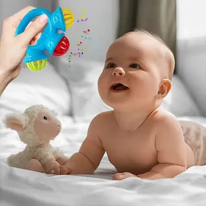 Jouet vibrant captivant l'attention d'un nourrisson curieux
