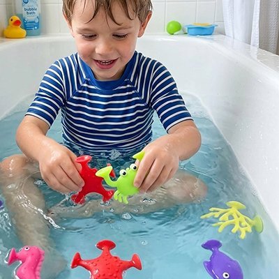Enfant s'amuse avec figurines aquatiques dans la baignoire