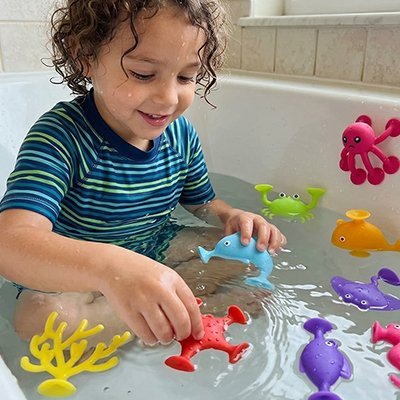 Enfant explore créatures marines flottantes pendant le bain joyeux