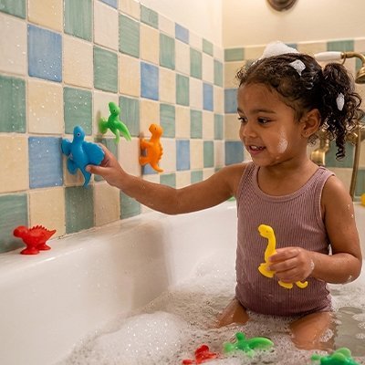 Enfant explorant animaux colorés durant la baignade ludique