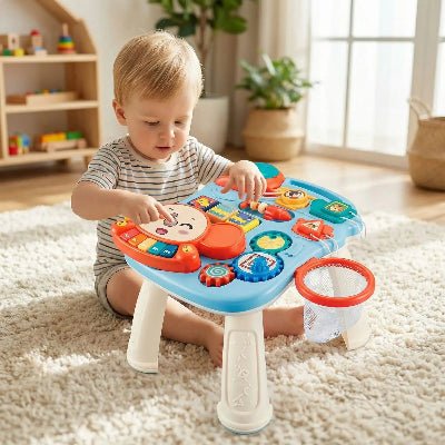 Enfant interagissant avec table d'activités éducative et colorée