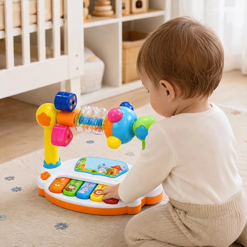 bébé jouant piano musical pour bébé coloré