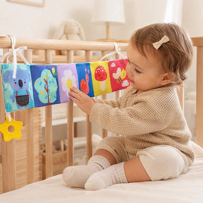 bébé touchant livre bebe noir et blanc suspendu