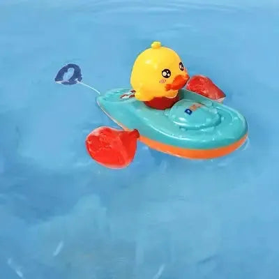 Enfant engageant avec canard flottant interactif dans l'eau