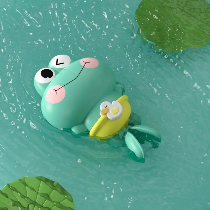 Figurine grenouille verte flottant joyeusement dans l'eau bleue
