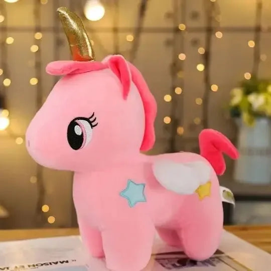 Créature câline rose avec corne dorée et étoiles colorées